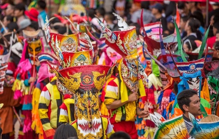 Lễ hội Por Tor bao gồm các hoạt động diễu hành, với sự tham gia của nhiều nhóm người hóa trang