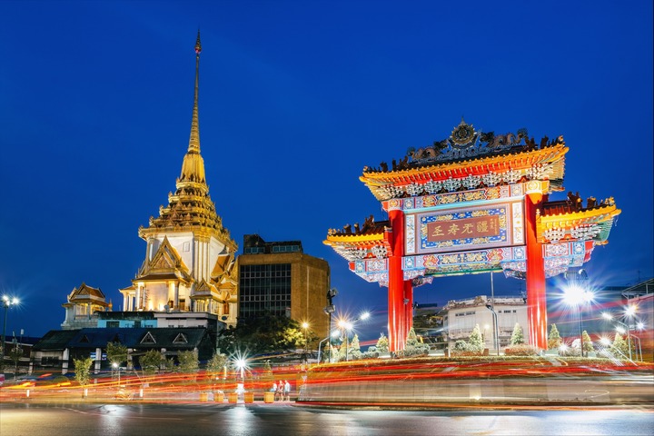 Khu phố này nổi tiếng với các món ăn đường phố hấp dẫn cho bạn tha hồ trải nghiệm