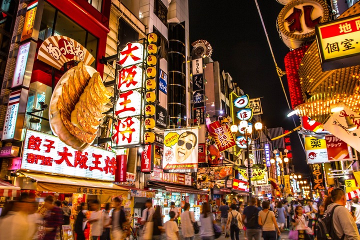 Khu phố ẩm thực Sukhumvit rất sôi động về đêm, với ánh sáng neon rực rỡ và không khí náo nhiệt.