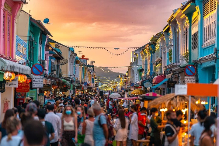 Khách du lịch có thể trò chuyện với các đầu bếp, những người bán hàng để tìm hiểu thêm về lịch sử và cách thức chế biến món ăn