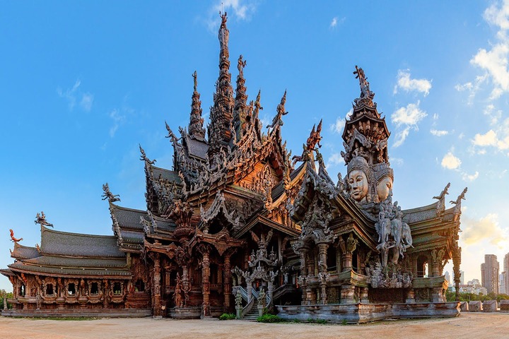 Với kiến trúc độc đáo và cảnh quan xung quanh, Ngôi Đền Chân Lý là địa điểm lý tưởng để du khách chụp những bức ảnh ấn tượng