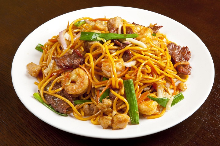 Món mì xào Chow Mein thu hút du khách bởi hương vị đậm đà, khó cưỡng