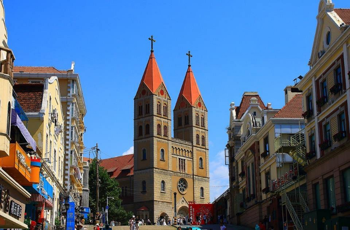 Nhà thờ St. Michael’s với kiến trúc Gothic cổ kính giữa lòng Thanh Đảo