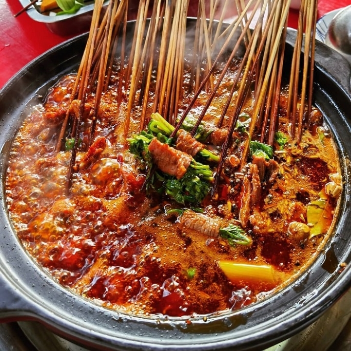 Món ăn nhẹ với đa dạng các xiên que và được đặt vào nồi lẩu cay nóng
