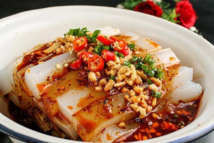 Thạch đậu sốt ớt là một trong những món ăn vặt đường phố phổ biến ở Trùng Khánh