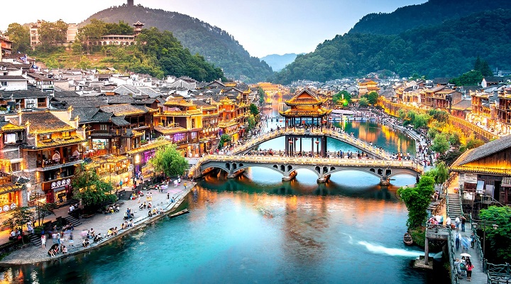 Nên đi du lịch vào các mùa thấp điểm để tránh tình trạng chen lấn