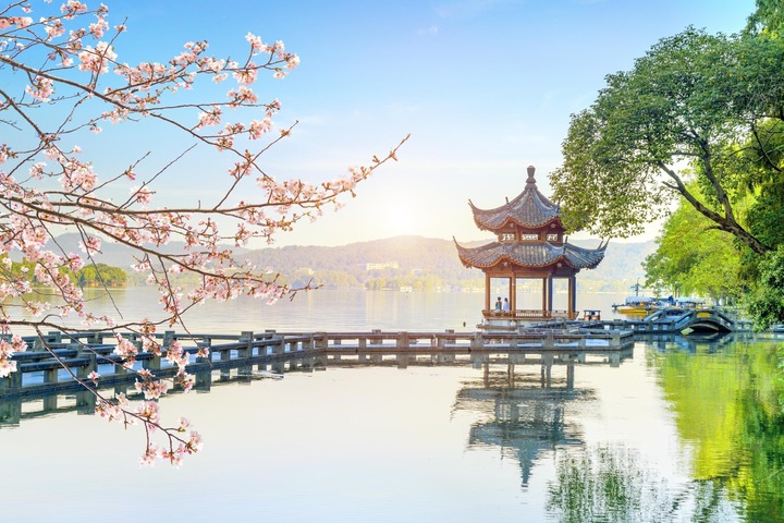 Cảnh đẹp ở Hàng Châu luôn quyến rũ du khách với Tây Hồ lấp lánh, chùa cổ kính và thiên nhiên núi non thanh bình