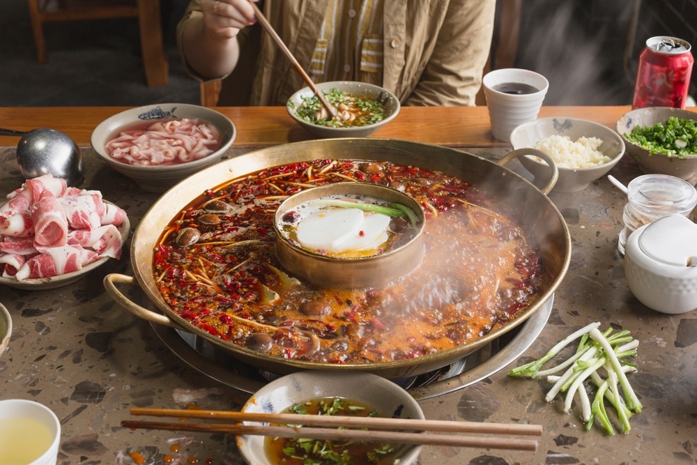 Hơi nóng bốc lên từ nồi lẩu cay nồng là nét đặc trưng khó cưỡng của ẩm thực mùa đông tháng 1 xứ Trung