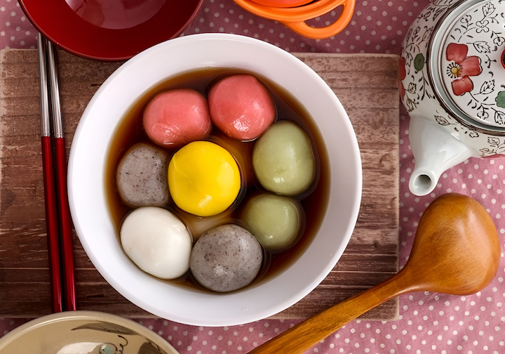 Bánh trôi nước là món ăn quen thuộc thường được thưởng thức trong lễ hội Đông Chí