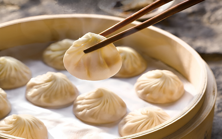 Tiểu long bao có lớp vỏ ngoài mỏng và phần nhân thịt heo phía trong