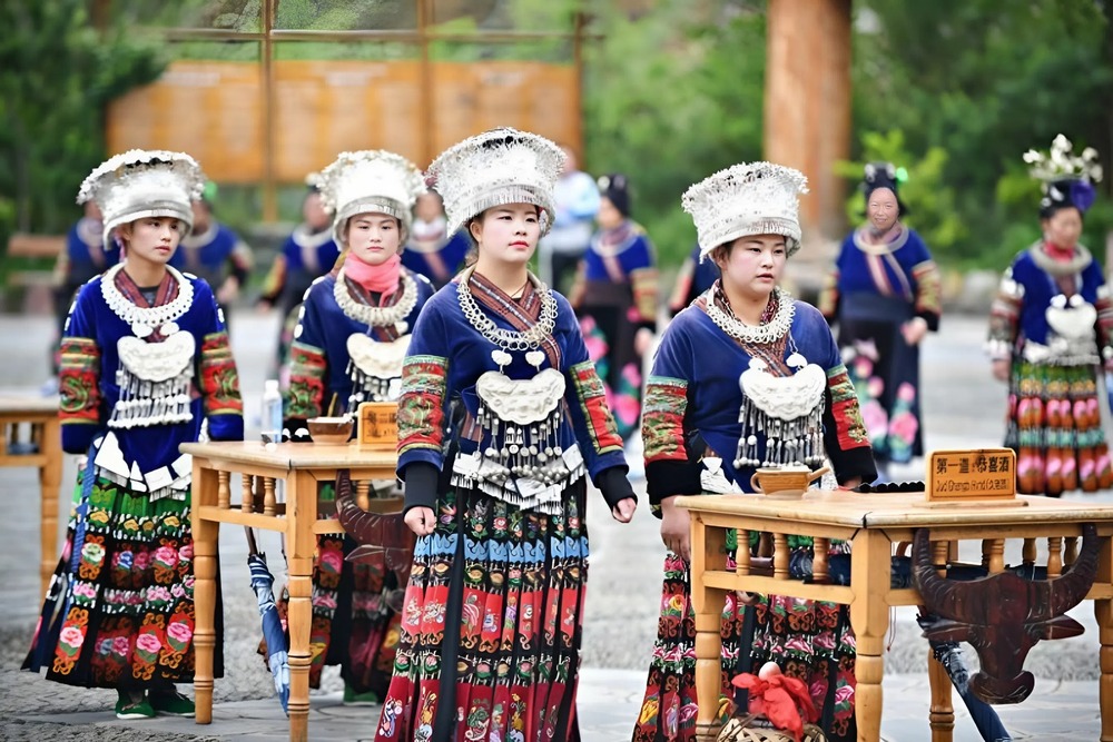 Trang phục rực rỡ và cơm nắm sắc màu là những hình ảnh đặc trưng tại lễ hội Sister’s Rice của người Miêu