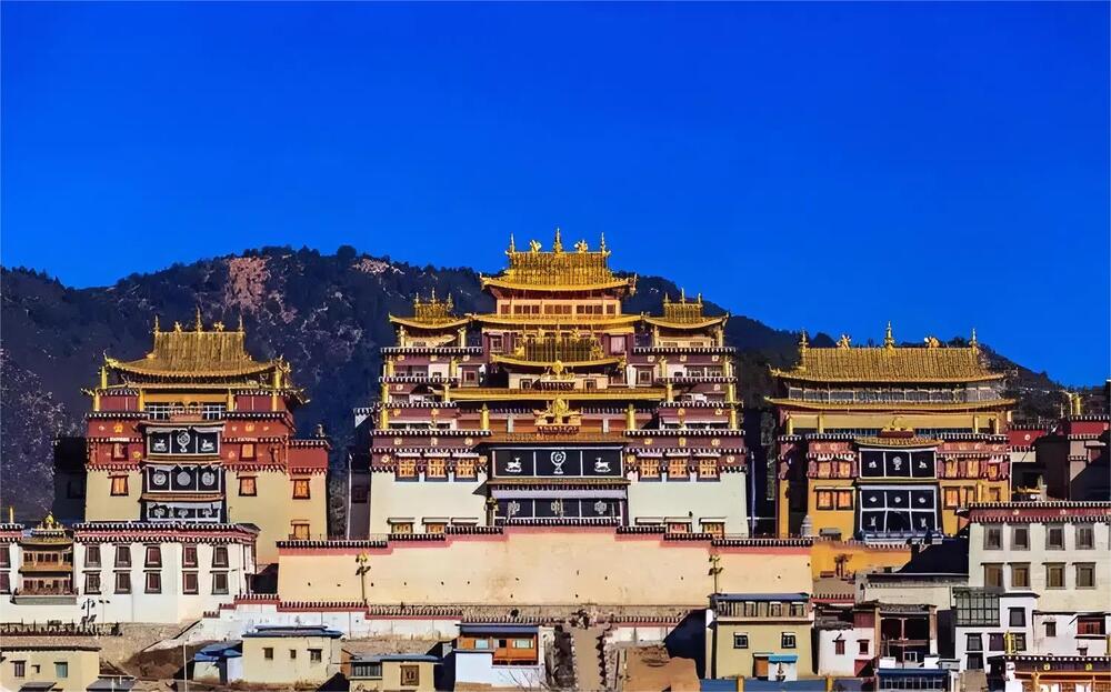 Shangri-La th&aacute;ng 5 đẹp như tranh vẽ với kiến tr&uacute;c Phật gi&aacute;o T&acirc;y Tạng