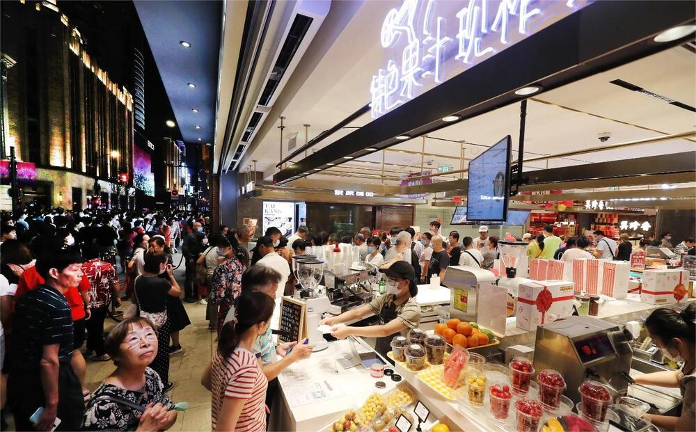 Kh&ocirc;ng kh&iacute; tấp nập tại khu ẩm thực tr&ecirc;n Nanjing Road về đ&ecirc;m