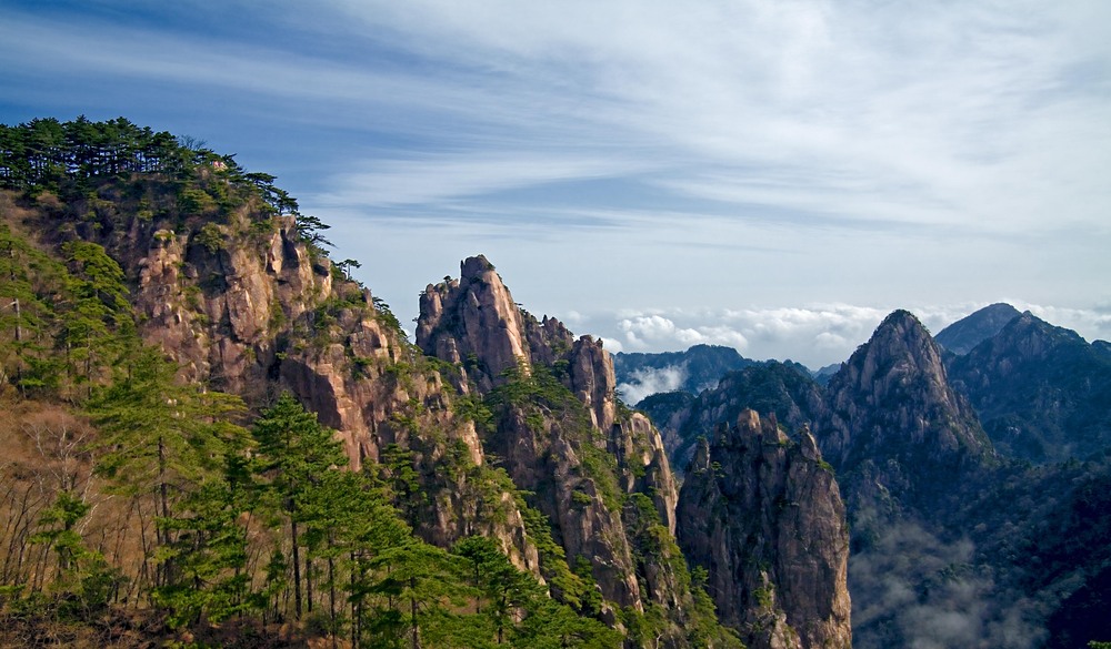 Ho&agrave;ng Sơn th&aacute;ng 5 &ndash; nơi sương m&acirc;y &ocirc;m lấy n&uacute;i đ&aacute;, tạo n&ecirc;n khung cảnh như chốn bồng lai