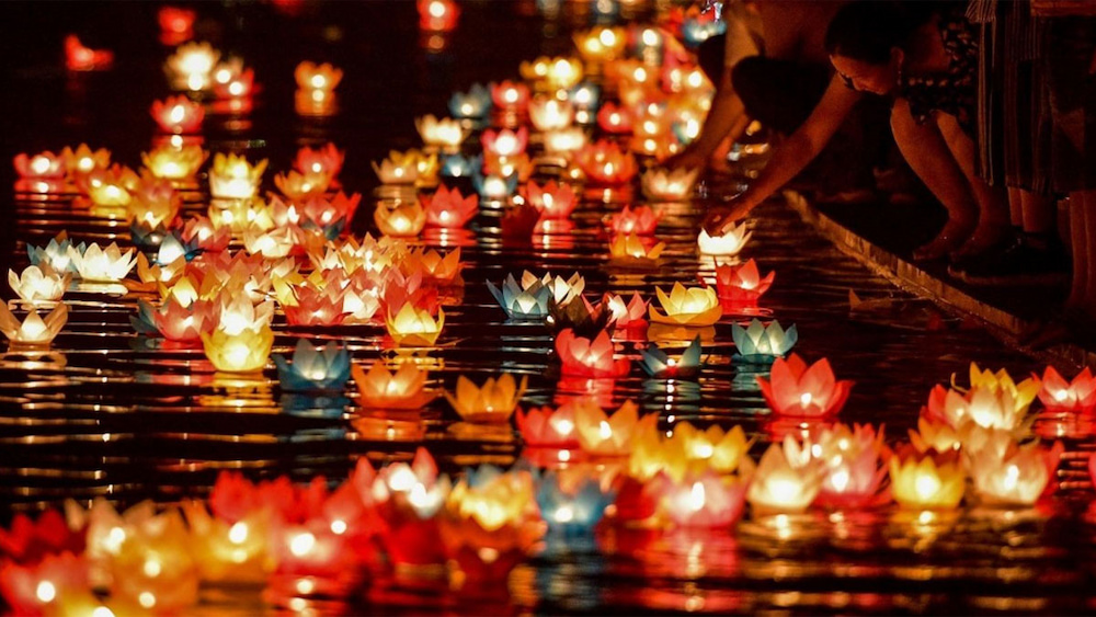 Du kh&aacute;ch c&oacute; thể tham gia thả đ&egrave;n hoa đăng tr&ecirc;n s&ocirc;ng trong ng&agrave;y lễ Vu Lan B&aacute;o Hiếu