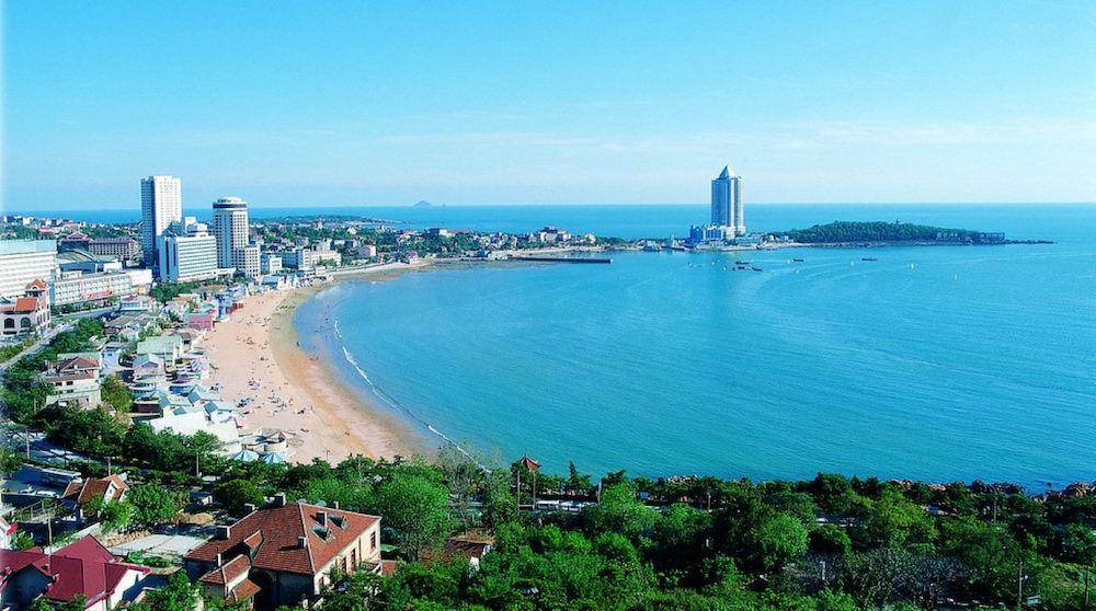 Biển số 1 Thanh Đảo nổi tiếng với l&agrave;n nước trong xanh, c&aacute;t trắng mịn