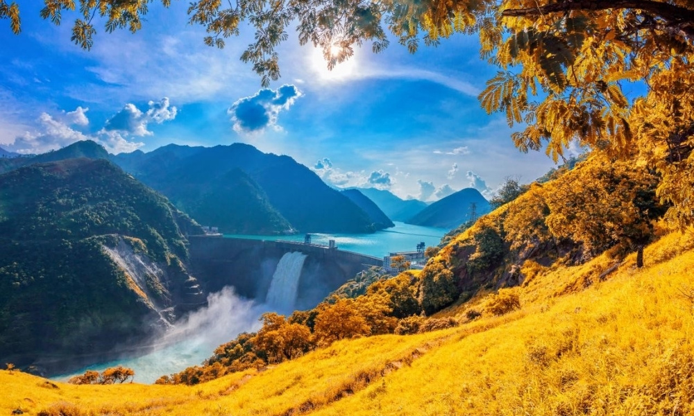 Thắng cảnh hùng vĩ ở Shangri-La với triền đồi cỏ vàng, hồ nước xanh biếc