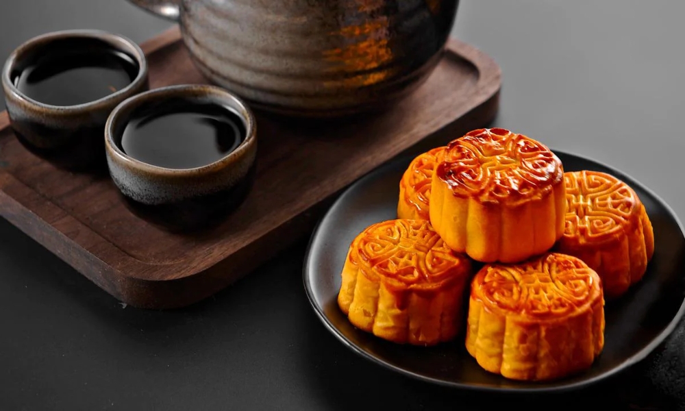 Bánh trung thu thơm lừng bên tách trà nóng mang trọn hương vị Tết Trung thu