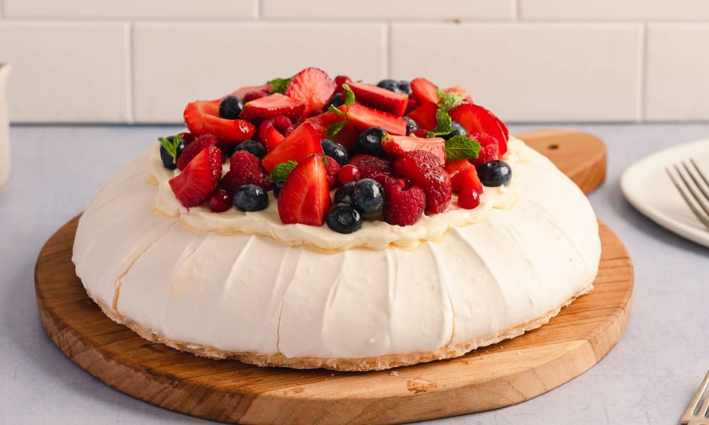 Pavlova với lớp vỏ giòn, nhân mềm, trái cây tươi tạo vị thanh mát