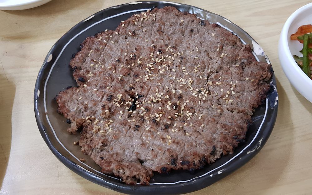 Eonyang bulgogi l&agrave; m&oacute;n thịt b&ograve; nướng tr&ecirc;n than hoa