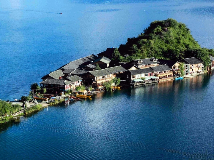 Những ng&ocirc;i l&agrave;ng của người Mosuo ven hồ Lugu tạo n&ecirc;n một kh&ocirc;ng gian sống h&ograve;a hợp với thi&ecirc;n nhi&ecirc;n.