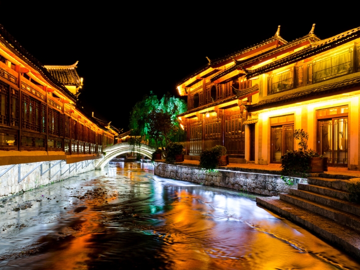 Lệ Giang Cổ Trấn với lối kiến tr&uacute;c cổ k&iacute;nh v&agrave; cảnh quan tuyệt đẹp.