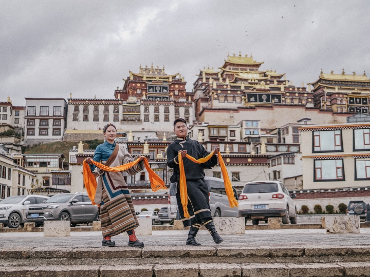 Khung cảnh thi&ecirc;n nhi&ecirc;n h&ugrave;ng vĩ tại Shangri-La với những d&atilde;y n&uacute;i tuyết v&agrave; những ng&ocirc;i nh&agrave; của người T&acirc;y Tạng
