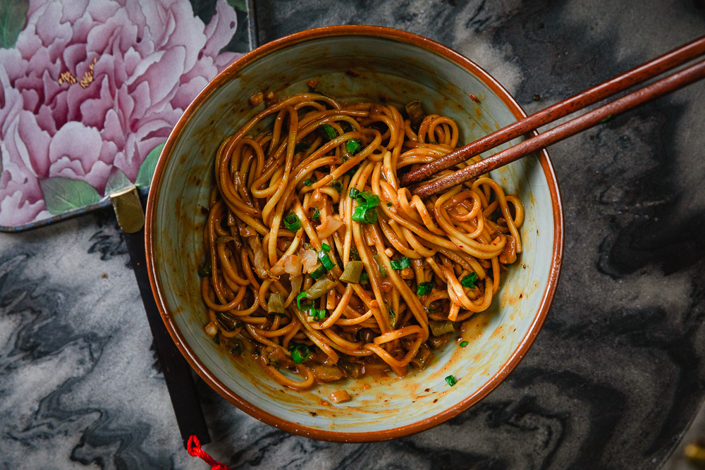 Mì khô Re Gan Mian – đậm đà tương mè, cay nồng dầu ớt, giòn rụm và thơm nức