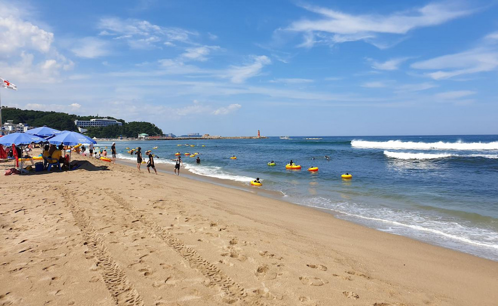 Đến Naksan Beach, du khách có thể thỏa thích bơi lội, tắm nắng trên bãi cát