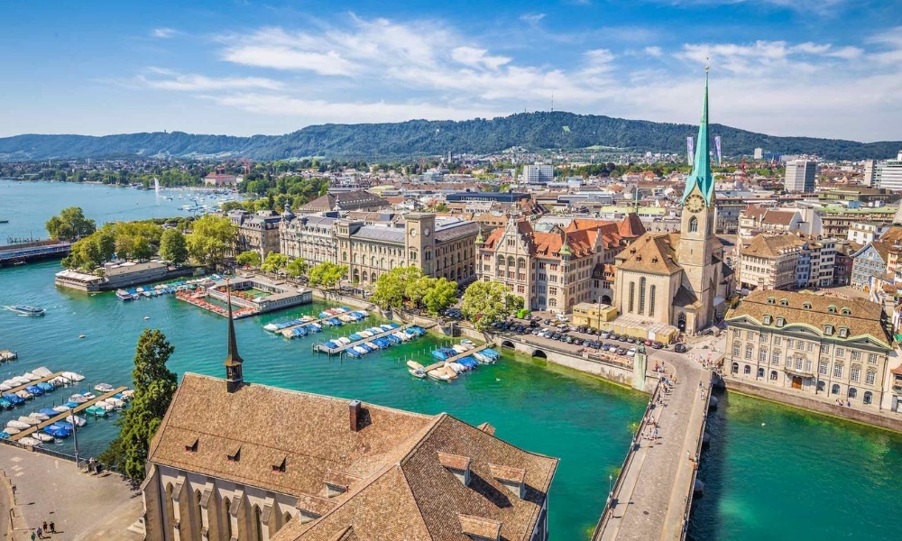 Zurich l&agrave; th&agrave;nh phố quy tụ vẻ đẹp thi&ecirc;n nhi&ecirc;n, văn h&oacute;a v&agrave; nhịp sống hiện đại giữa l&ograve;ng ch&acirc;u &Acirc;u
