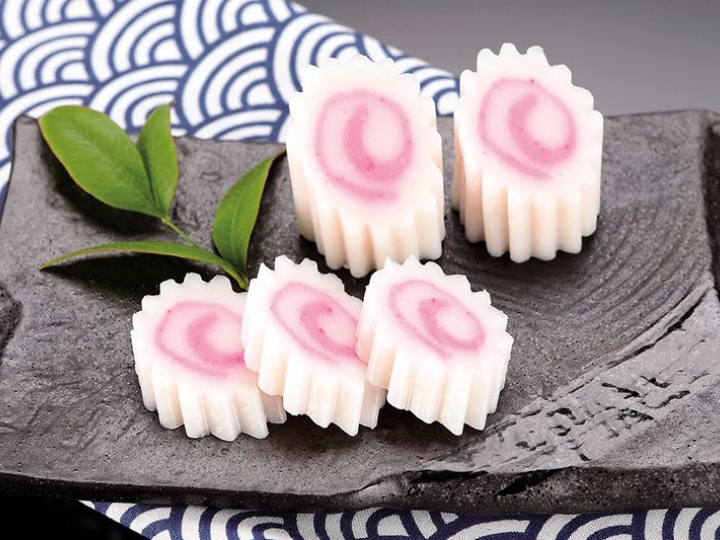Kamaboko &ndash; m&oacute;n chả c&aacute; truyền thống của Nhật Bản, thường được ăn k&egrave;m với nhiều m&oacute;n kh&aacute;c.