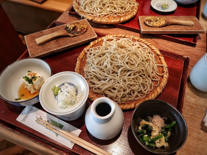 M&igrave; Soba truyền thống của Nhật Bản với nước d&ugrave;ng đậm đ&agrave;.