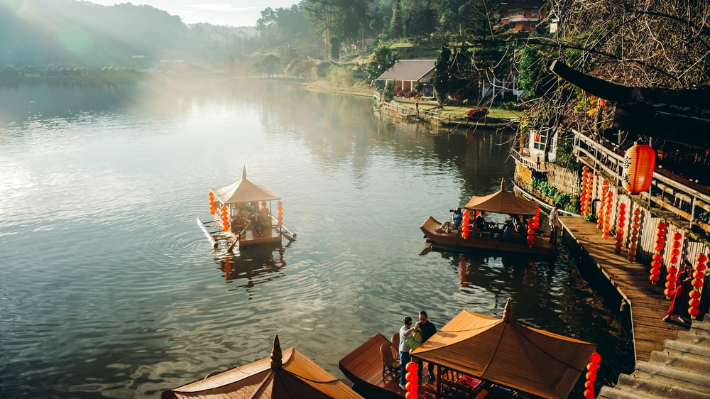 Du khách thả hồn trên mặt hồ Mae Sa-nga trong làn sương sớm