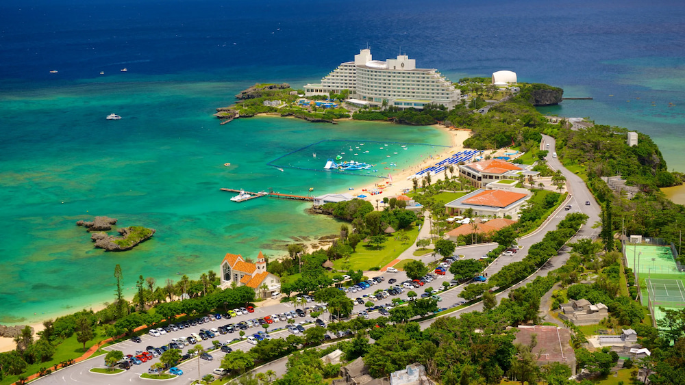 Okinawa sở hữu những bãi biển xanh ngọc cùng hệ sinh thái biển phong phú