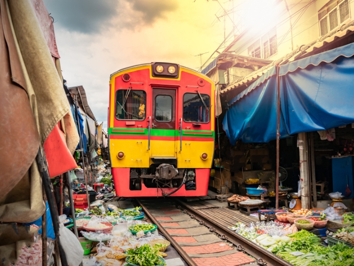 Tàu chạy xuyên qua khu chợ Maeklong, tạo nên cảnh tượng độc đáo hiếm có.