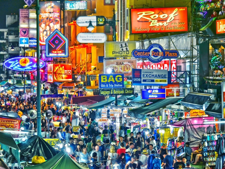 Khung cảnh nhộn nhịp vào buổi tối tại chợ Khao San