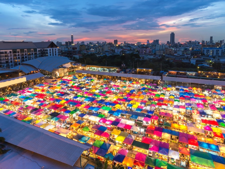 Chợ Chatuchak đông đúc với hàng ngàn gian hàng đa dạng