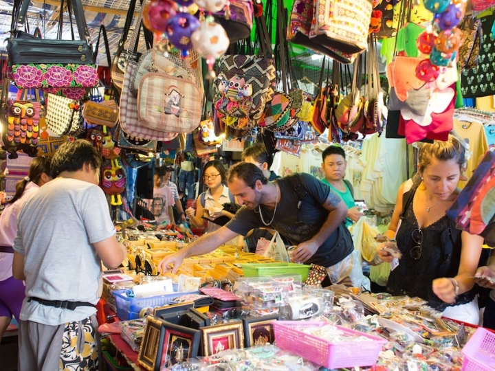 Chợ đêm Patpong thu hút rất nhiều khách du lịch nước ngoài.