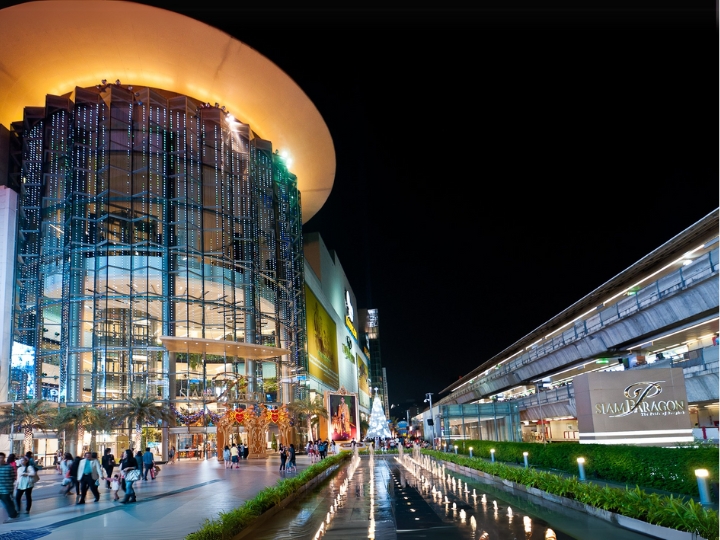 Khu vực trung tâm rực rỡ của Siam Paragon với cửa hàng hiệu sang trọng và khách tham quan