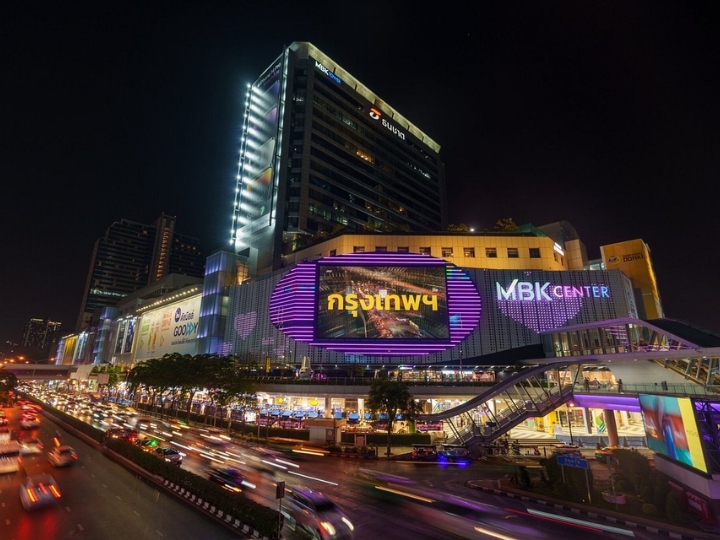 MBK Center tọa lạc ngay tại trung tâm Bangkok, chỉ cách trạm BTS Siam và BTS National Stadium vài phút đi bộ