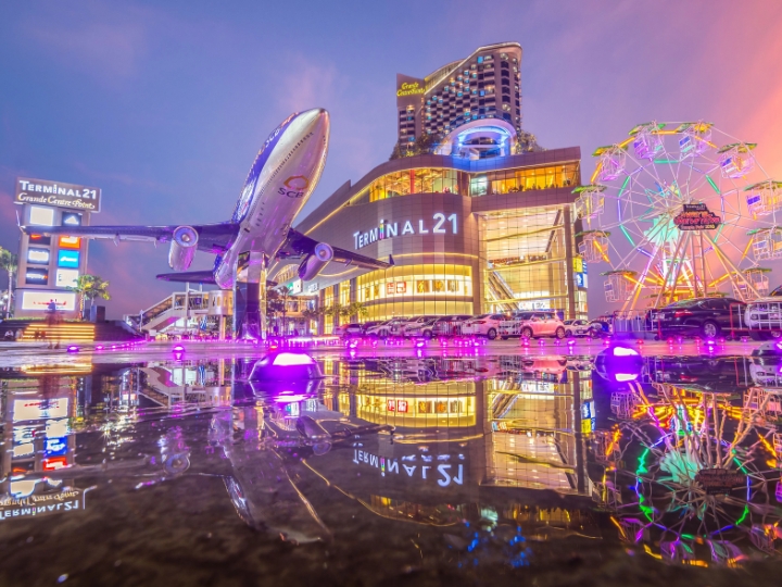 Terminal 21 nổi bật về đêm với ánh đèn lung linh và các mô hình trang trí hoành tráng