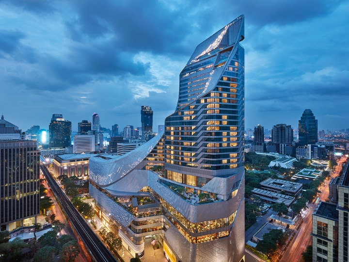 Bên ngoài Central Embassy với kiến trúc nhôm hiện đại và ánh sáng lung linh.