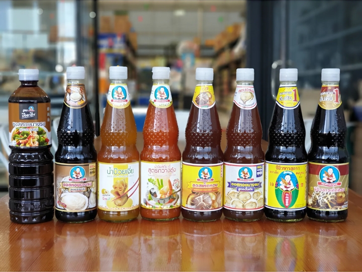 Các chai nước chấm đặc trưng của Thái Lan được bày bán đa dạng tại các chợ địa phương, siêu thị,...