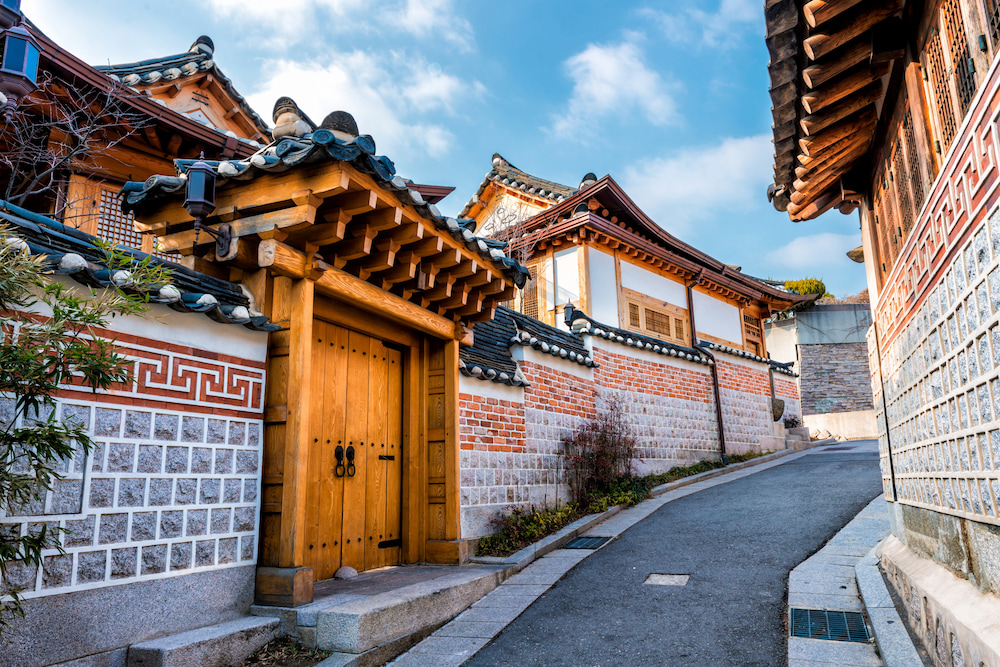 Hanok Bukchon nổi bật với những ngôi nhà mái ngói xám uốn cong độc đáo