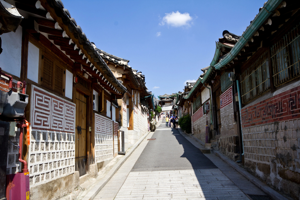 Đi dạo quanh các con đường làng cổ Hanok Jeonju là trải nghiệm du khách không nên bỏ lỡ