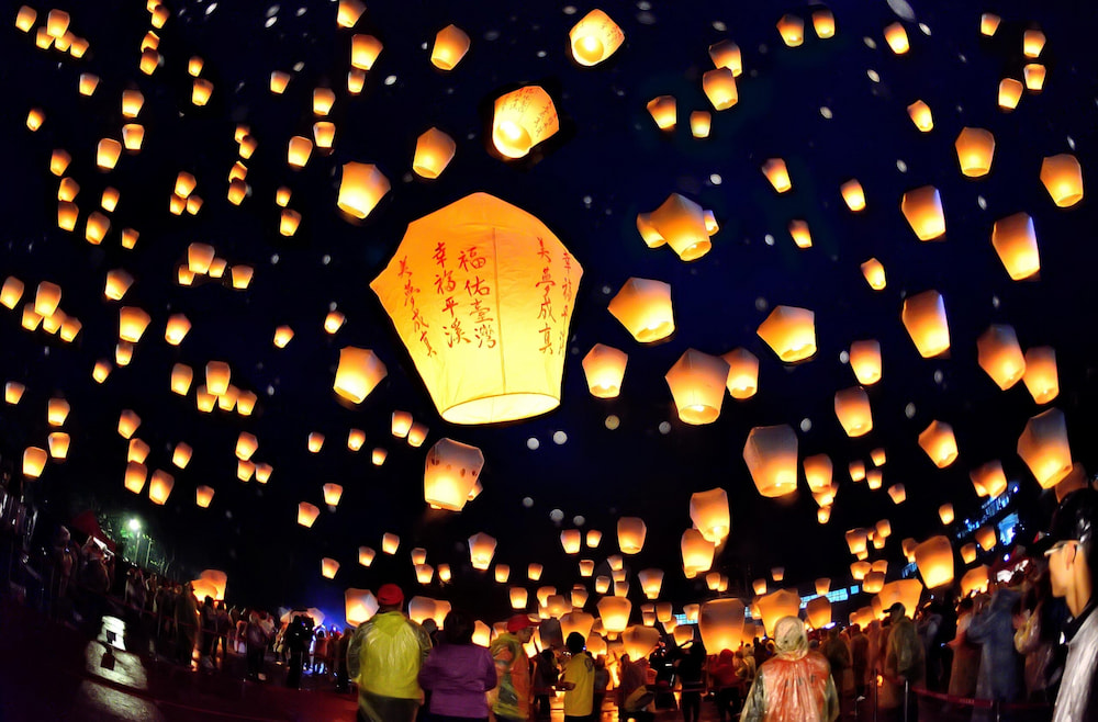 Khoảnh khắc hàng ngàn chiếc đèn lồng cùng lúc thắp sáng bầu trời khiến bất cứ du khách nào cũng say đắm