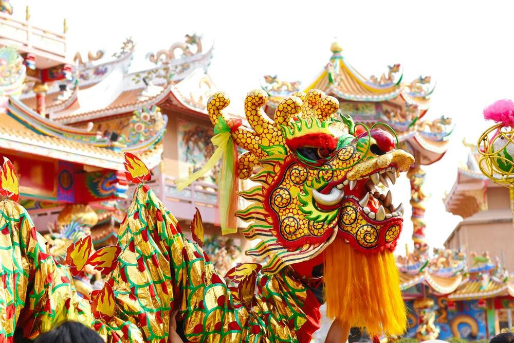 Không khí Tết rộn ràng khắp phố phường trong những ngày đầu xuân.
