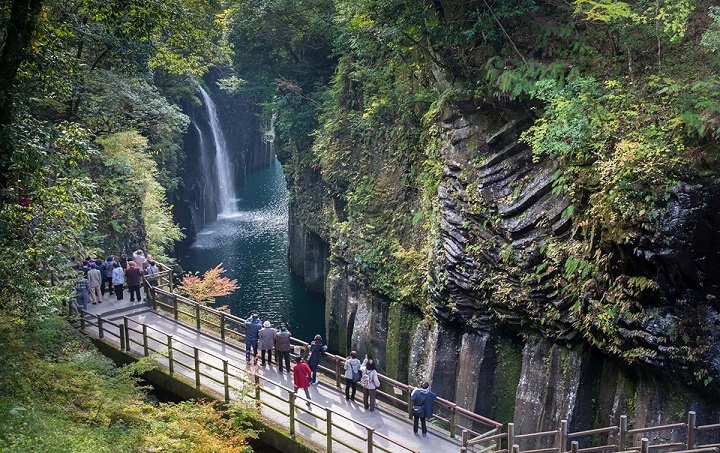 Hẻm n&uacute;i Takachiho mang đến một khung cảnh vừa h&ugrave;ng vĩ vừa n&ecirc;n thơ