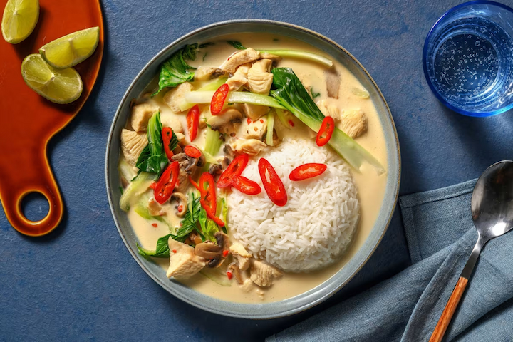 Tom Kha Kai là món ăn đáng để trải nghiệm khi du lịch miền Trung Thái Lan