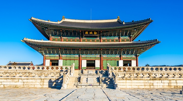 Cung điện Gyeongbokgung rực rỡ dưới ánh nắng mùa hè